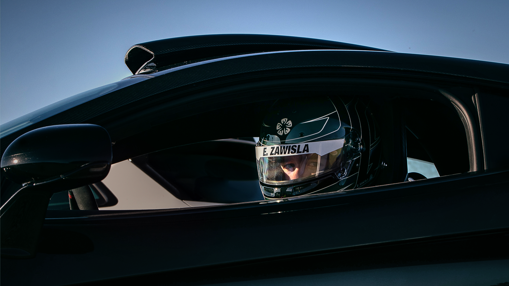 Fahrer mit Elfino Racing Helm im McLaren