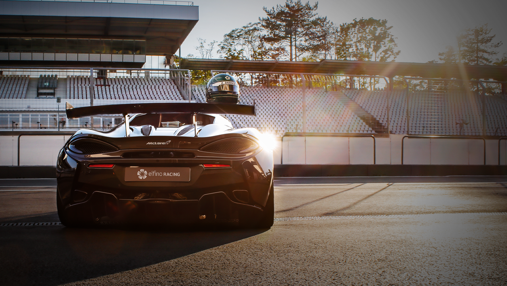 McLaren von hinten in der Boxengasse im Sonnenuntergang am Hockenheimring